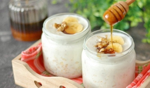 1. Этап. Ленивая овсянка на домашнем йогурте: Утром добавьте в ленивую овсянку нарезанный банан, орехи и мёд по вкусу. Вместо банана и орехов вы можете добавить нарезанное яблоко, свежие ягоды или джем. А также можно использовать сухофрукты, но их лучше закладывать в банку сразу вместе с овсяными хлопьями, чтобы они за ночь набухли. Полезный завтрак готов! Можно позавтракать дома или взять баночку с собой на работу и перекусить там.