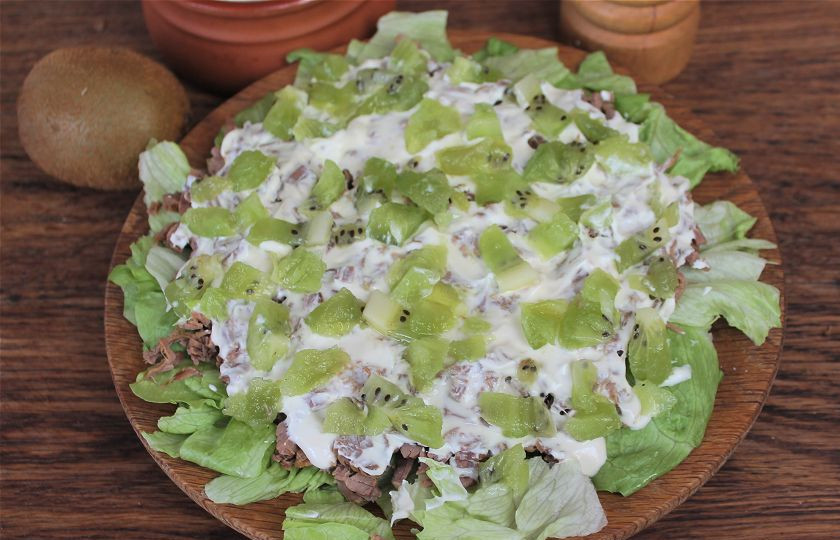 1. Этап. Салат с говядиной и киви: Киви нарезаем небольшими кусочками и кладем сверху.