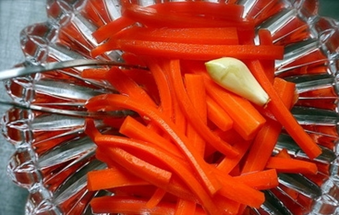 1. Этап. Рыбный рулет с яйцом: Сварите яйца, морковь и стручковую фасоль. Варенную морковь и фасоль порежьте длинными полосками.