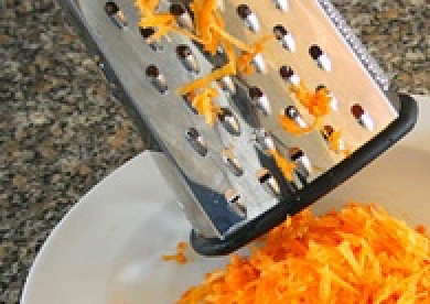 1. Этап. Суп с гречкой и солеными огурцами: Очищаем морковь от кожи, моем в холодной воде и натираем на терке.