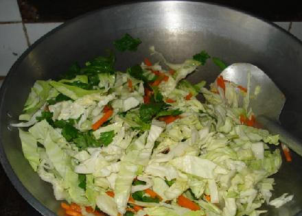 1. Этап. Панцит Гуанчжоу (Pancit Guanjou): Разогреваем масло в сковороде и жарим овощи в течение нескольких секунд, этого будет достаточно. Добавляем немного соли. Оставляем в стороне.