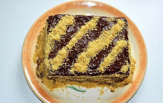 1. Этап. Торт Норд: Крошкой присыпьте верх и бока торта и оставьте пропитываться. Перед подачей тортик должен настояться не менее 5 часов.