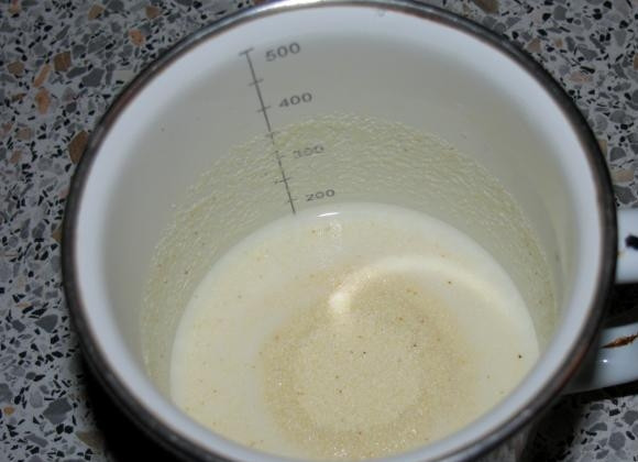 1. Этап. Заварной крем из манки: Манку разведите в молоке. Потребуется 100 мл. Молоко должно быть холодным.