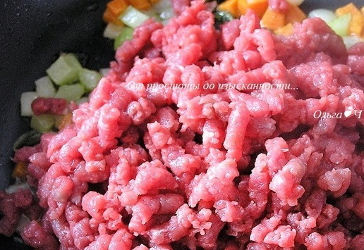 1. Этап. Паста торкио с рагу из ягненка: Добавьте мясо, перемешайте, посолите, поперчите.