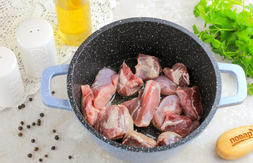 1. Этап. Плов с айвой и говядиной: Прогрейте в казане или кастрюле с антипригарным дном растительное масло или смалец, выложите нарезанную говядину и обжарьте 8-10 минут до румяности.