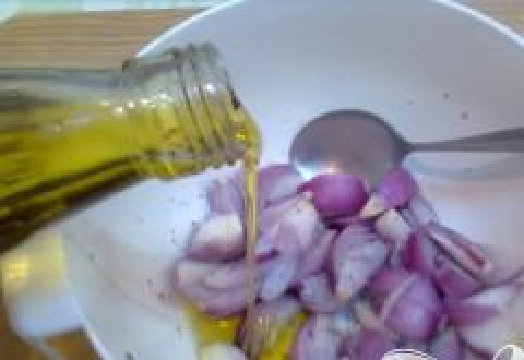 1. Этап. Арабский сэндвич: Нарезать лук в глубокую миску, посолить, поперчить и добавить оливковое масло.