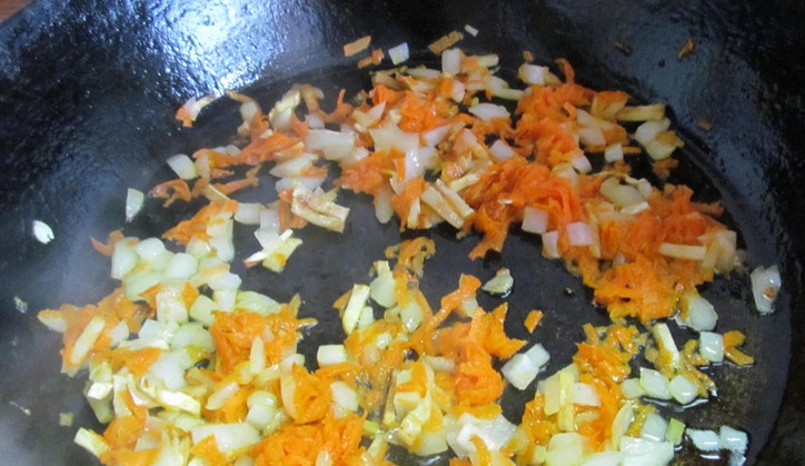 1. Этап. Овощной суп с фрикадельками: Предварительно кипятим кастрюлю с водой. Морковь и лук промываем, очищаем, измельчаем. Обжариваем овощи на масле до легкой золотистости.