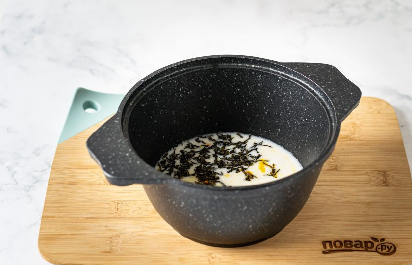 1. Этап. Чай с куркумой и имбирем: В кастрюле вскипятите кокосовое молоко с зеленым листовым чаем, имбирем и куркумой. Проварите 2-3 минуты, затем накройте крышкой и дайте постоять 5-8 минут.