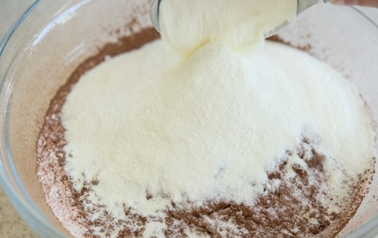 1. Этап. Горячий шоколад (напиток): 3. Добавьте сухое молоко.