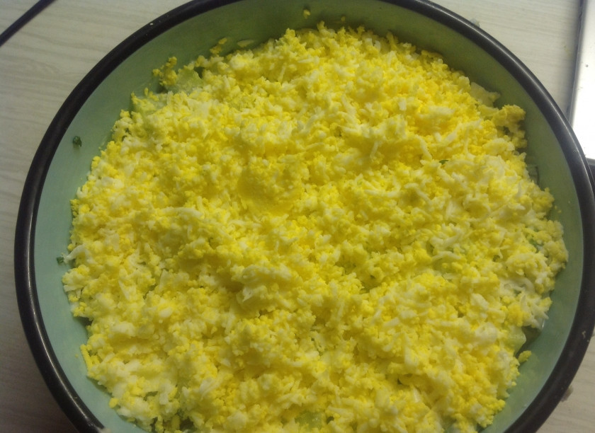 1. Этап. Салат весенний вечер: Яйца натереть на мелкой терке и положить в миску с остальными продуктами