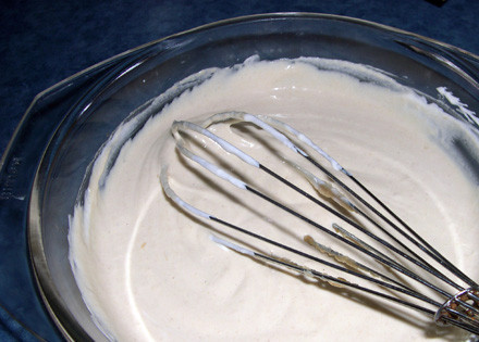 1. Этап. Отбивные в сметане: 2. Отдельно взбиваем сметану со специями. Я использую смеси перцев и приправы для мяса.