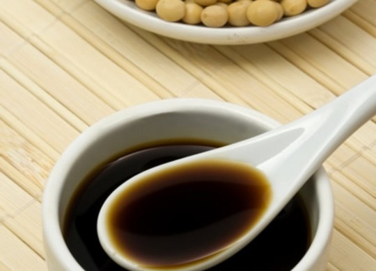 1. Этап. Филе индейки в рукаве: Вначале сделайте маринад для мяса. Смешайте в миске соевый соус, лимонный сок и табаско. Филе помойте, высушите бумажным полотенцем и сделайте на нём надрезы. Натрите маринадом и оставьте в холодильнике на 3 часа.