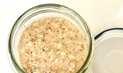 1. Этап. Ночная овсянка с морковью: Переложить в банку, или сразу готовить в форме с крышкой. Убрать на ночь в холодильник.