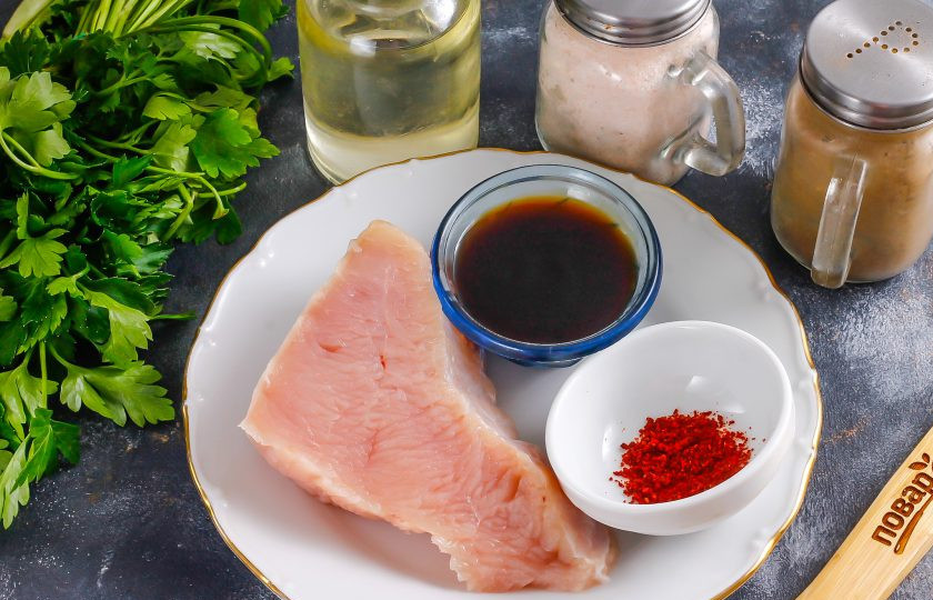 1. Этап. Японский шашлык: Подготовьте указанные ингредиенты. Соевый соус можно заменить другим соусом, а паприку — приправой для курицы.