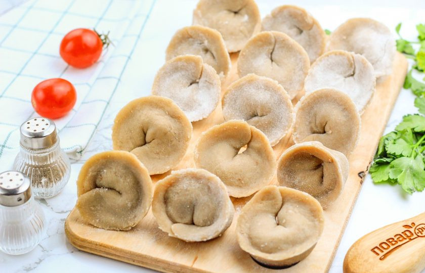 1. Этап. Пельмени Малороссийские из гречневой муки: Залепите края кругов, формируя форму вареников и затем соедините края, залепив их. Присыпьте доску мукой и выложите на нее заготовки пельменей. В таком виде их можно заморозить в течение 1-2 часов, чтобы иметь под рукой готовый полуфабрикат.