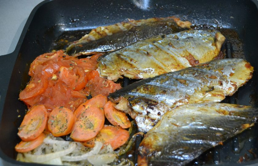 1. Этап. ПП скумбрия запеченная в духовке: Через 20-25 минут переверните рыбу другой стороной, аккуратно переверните овощи, чтобы они тоже запеклись со всех сторон, подсолите. Запекайте еще примерно 20 минут.