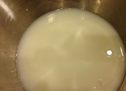 1. Этап. Вегетарианская рыба в кляре: Кефир смешиваем с водой.