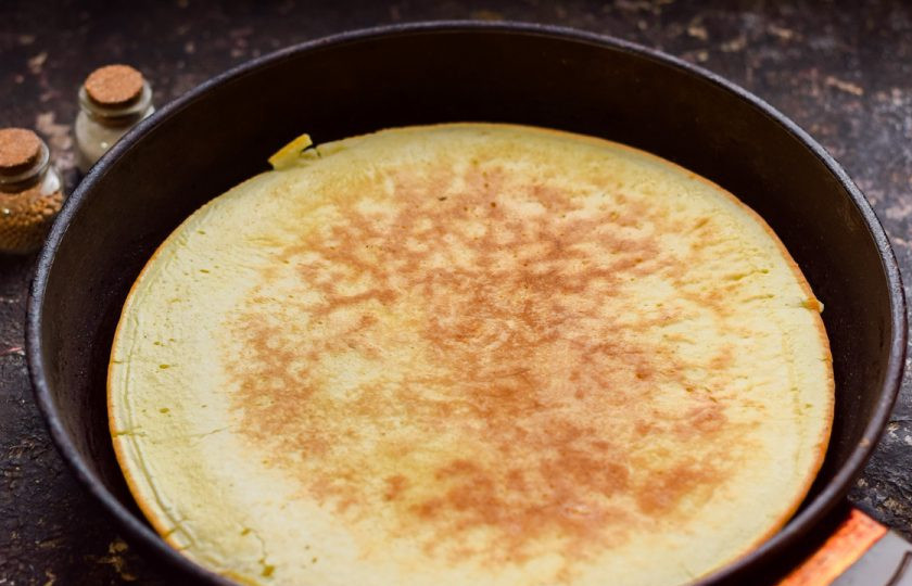 1. Этап. Пицца с грибами на сковороде: Сковороду прогрейте, слегка промаслите. Вылейте в сковороду тесто, поджарьте две минуты с одной стороны, переверните.