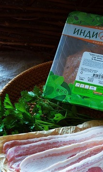 1. Этап. Стейк индейки под беконом: Приготовить продукты. Стейки уже замаринованы.