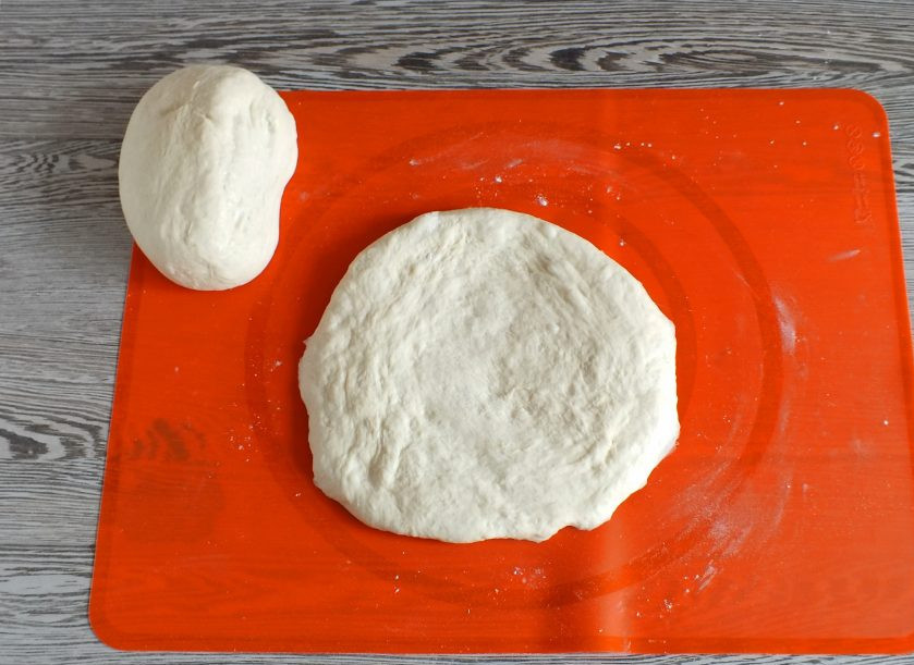 1. Этап. Городская булка: Каждую часть разомните в лепешку.