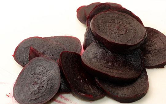 1. Этап. Салат из свеклы и лука: Когда свекла остынет до такого состояния, что с ней можно работать - нарезаем ее ломтиками толщиной примерно в 3-5 мм. Для наглядности смотрите на фото.