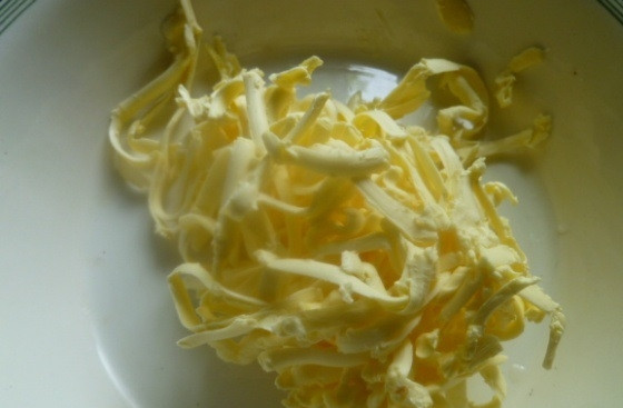 1. Этап. Печенье желейное: 1. Масло заранее отправляю в холодильник, а затем натираю его на крупной терке.