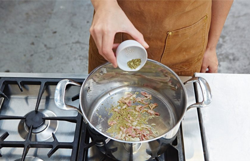 1. Этап. Диетическая тушеная капуста: 1. Глубокую кастрюлю ставлю на огонь, наливаю оливковое масло, выкладываю нарезанный бекон, добавляю семена фенхеля, перемешиваю и обжариваю до золотого цвета.