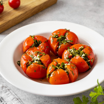 Малосольные помидоры с чесноком и зеленью