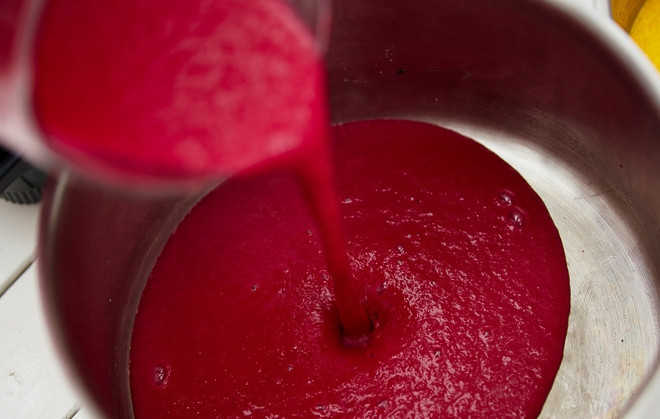 1. Этап. Суп со свеклой и щавелем: Полученное пюре охладите и перелейте в кастрюлю или сотейник.