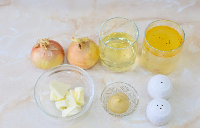 1. Этап. Соус Робер: Для приготовления соуса подготовьте все необходимые ингредиенты. Бульон можно взять от любого вида мяса. Можно бульон заменить на воду, но тогда готовый соус будет не таким ароматным и насыщенным.