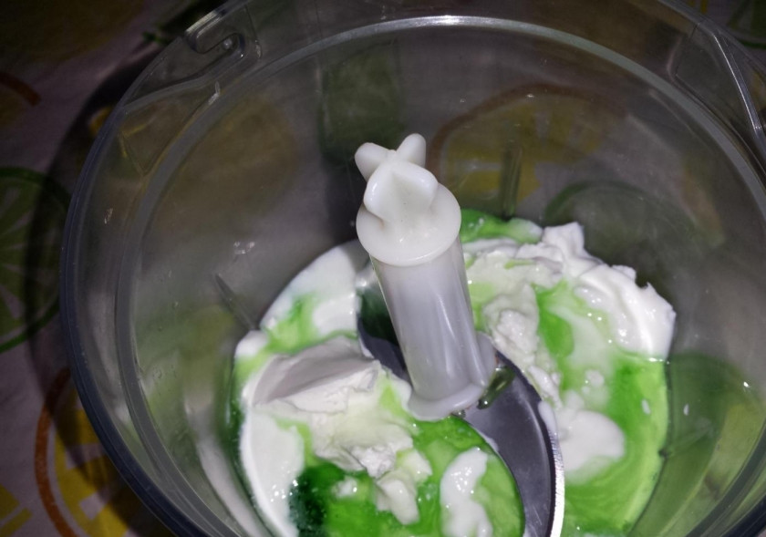 1. Этап. Диетический десерт на ужин: В блендере взбейте творожную массу с сиропом и сметаной.