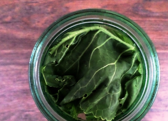 1. Этап. Огурчики с кетчупом на зиму: Чтобы при заливке кипятком не ошпарить огурцы, накройте их листом хрена.