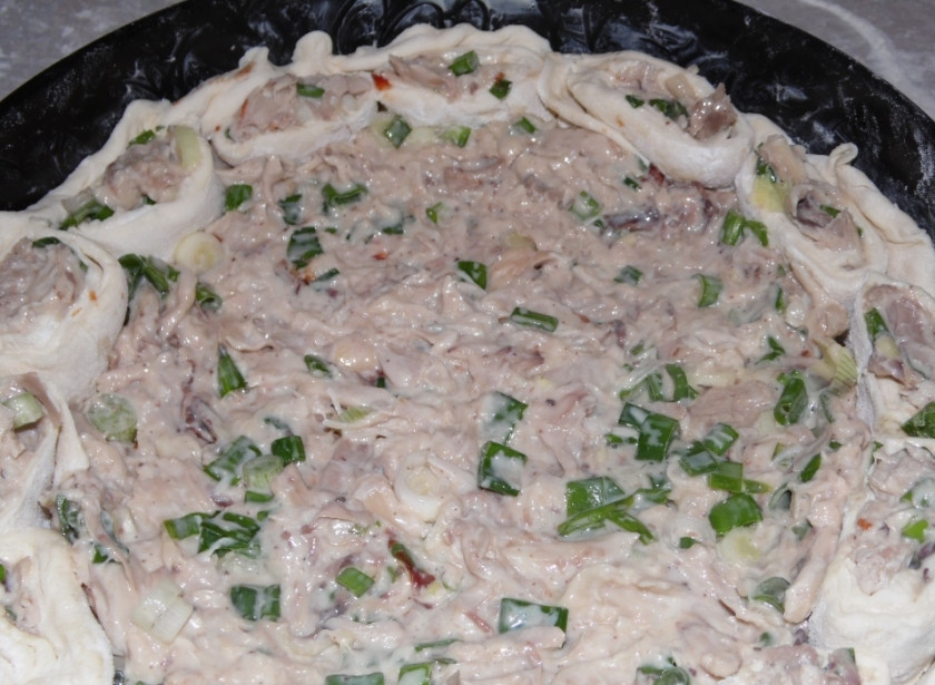 1. Этап. Быстрый киш с зеленым луком и курицей: Выкладываем остальную начинку в серединку, смазываем взбитым яйцом все розочки и внедряем в горячую духовку на 20 минут.