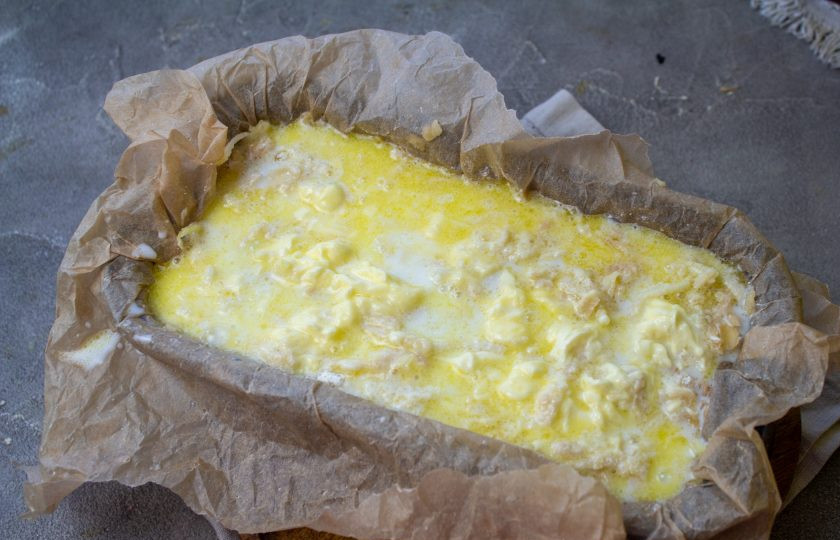 1. Этап. Насыпной яблочный пирог: Аккуратно залейте молоком с маслом и оставьте на пару минут, чтобы оно проникло до дна. Отправьте выпекаться в разогретую до 180 градусов духовку минут на 40-45.