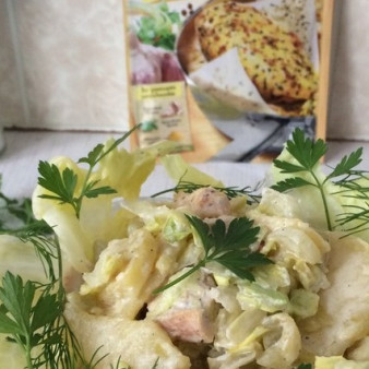 Салат из жареной курицы и картофеля