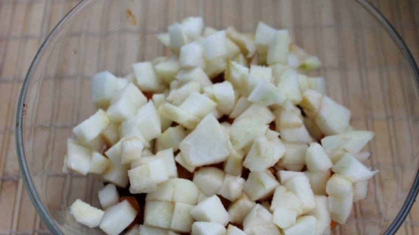 1. Этап. Салат из печени говядины: Яблоко лучше очистите от кожуры, а затем нарежьте его кубиками. Добавьте в салатницу.