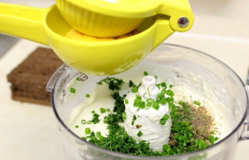 1. Этап. Торт с копченым лососем: Добавить лимонный сок, каперсы, зелень, соль и перец.