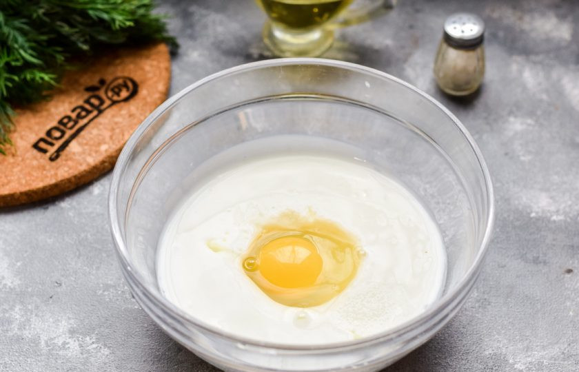 1. Этап. Завтрак в русском стиле: Влейте в миску кефир, добавьте соль и сахар, вбейте куриное яйцо.