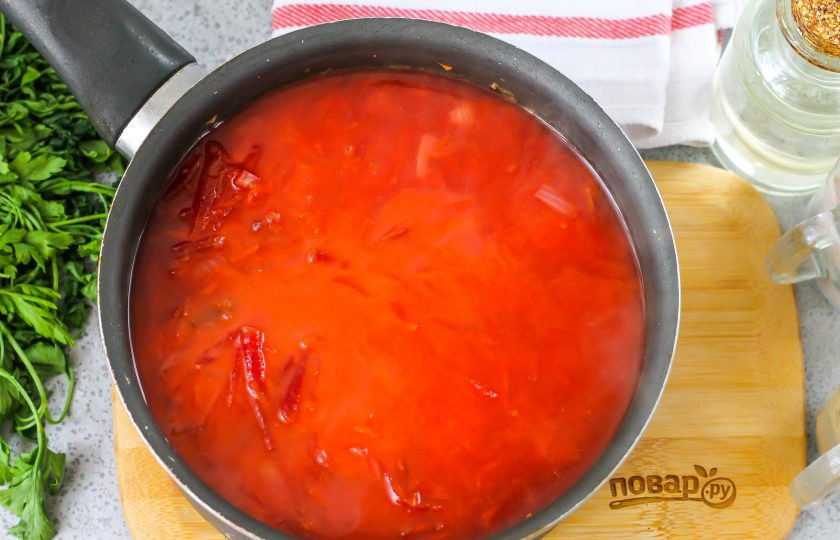 1. Этап. Еврейский борщ: Чуть подогрейте молоко любой жирности и влейте его в борщ, иначе оно может свернуться, если будет холодным.