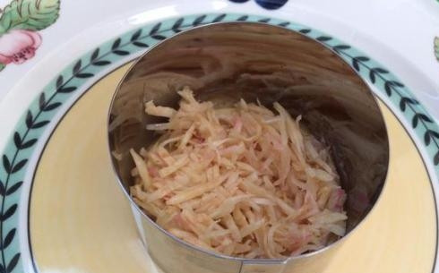 1. Этап. Овощной слоеный салат: Чтобы салат получился слоеным, для его приготовления используйте кольцо. Первым слоем выкладываем сельдерей и поливаем его заправкой.