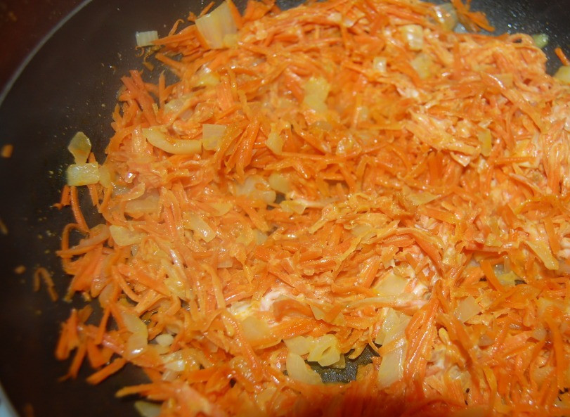 1. Этап. Грибная запеканка с картофелем: Отдельно обжарьте морковь с небольшим количеством лука. Когда морковь станет мягкой добавьте вино и ложку майонеза и тушите 3-4 минуты.