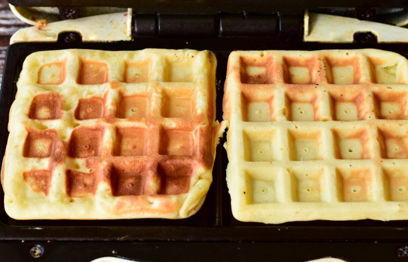 1. Этап. Норвежские вафли: Жарьте вафли до красивого и румяного цвета. По времени данная процедура занимает 1-2 минуты.