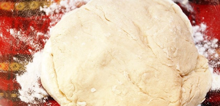 1. Этап. Расстегай с рыбой (простой рецепт): Теперь готовим дрожжевое тесто. Смешиваем просеянную муку, соль, сахар, активные дрожжи и воду. Хорошенько перемешиваем и даем тесту отдохнуть в течение одного часа в теплом месте.