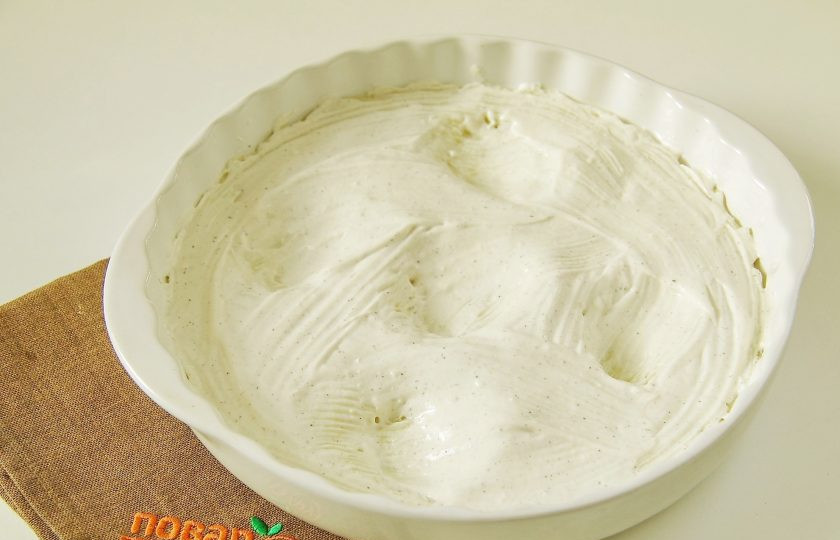 1. Этап. Яйца Пармантье: Чайной ложкой сделайте небольшие углубления для яиц и смажьте всю поверхность сметаной.