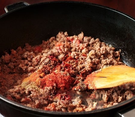 1. Stage. Burrito with minced meat: Add all the spices, garlic passed through the press and simmer under the lid for a few more minutes or until the mince is ready. Adjust the amount of hot pepper to your liking.