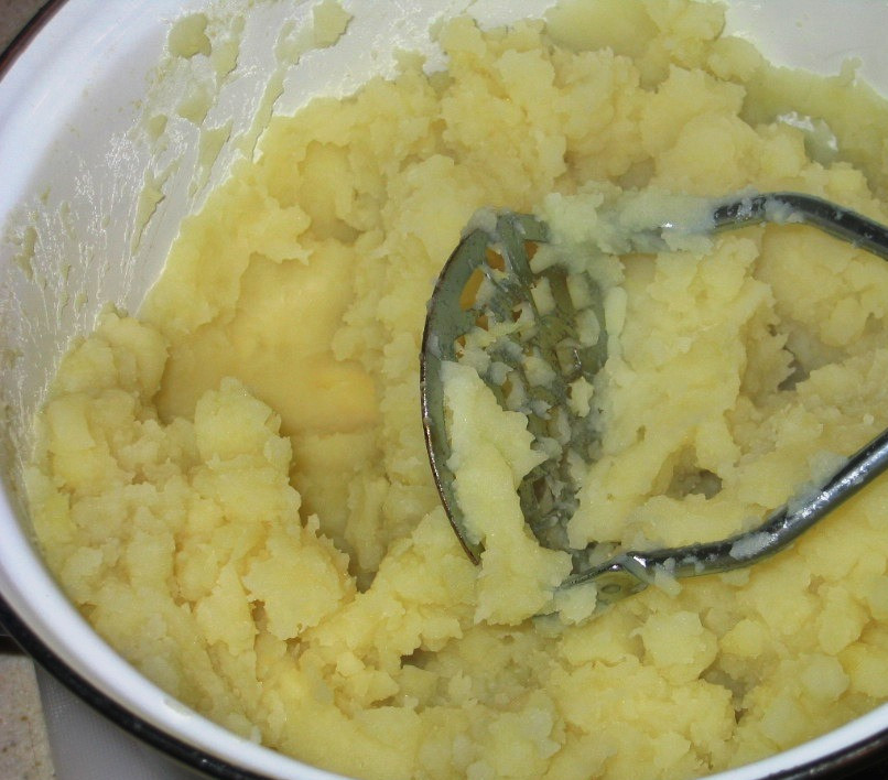 1. Этап. Лефсе: 1. Картофель отвариваем и перетираем в пюре. Если у вас уже готовое пюре - подогреваем его.