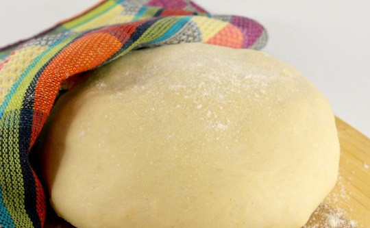 1. Этап. Осетинский пирог с зеленью: 1. Первым делом нужно соединить сахар и дрожжи. Добавить немного теплой (не горячей) воды и оставить на 5-7 минут. Затем постепенно всыпать просеянную с солью муку, добавить воду и растительное масло. Тесто должно получится не крутым, эластичным и мягким. Накрыть его полотенцем и оставить на 45-50 минут. Затем обмять и дать ему постоять еще минут 25.