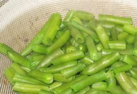 1. Этап. Салат со стручковой фасолью: В кипящей подсоленной воде отварить до стручковую фасоль - буквально 4-5 минут, чтобы она осталась слегка хрустящей.