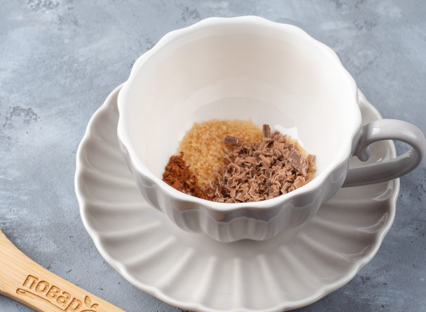 1. Этап. Кофе с пломбиром: В чашку насыпьте сахар, корицу и натертый на терке шоколад. Часть шоколада отложите, чтобы посыпать сверху.