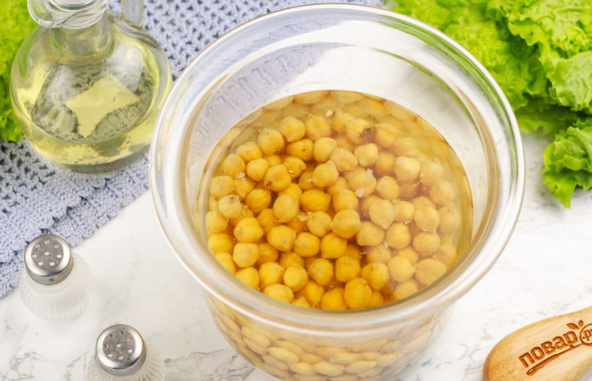 1. Этап. Рис с нутом и мясом: Нут заранее замочите в воде за 3-4 часа до приготовления, а лучше — на ночь. Мясо очистите от пленок и жил.